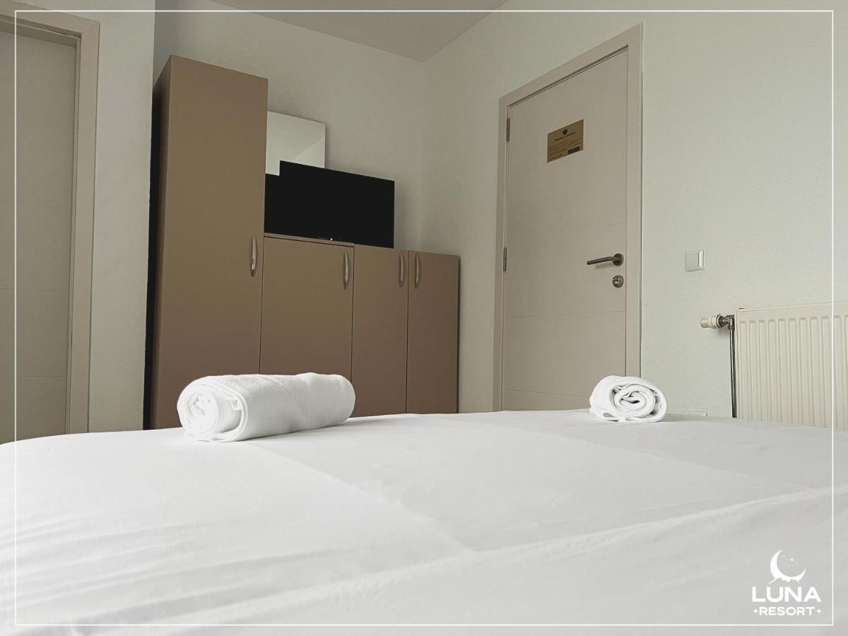 Luna Resort Pejë Esterno foto