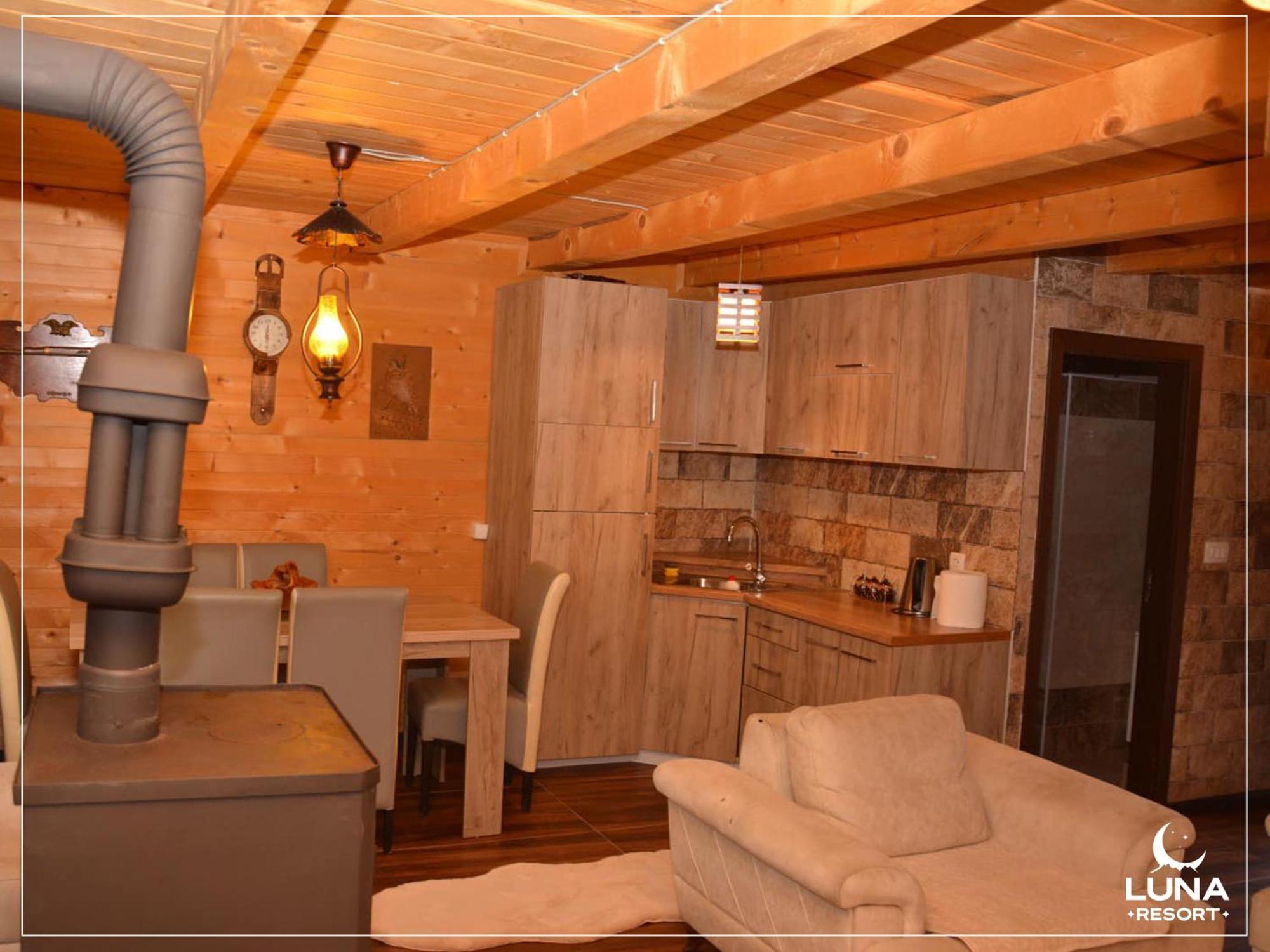 Luna Resort Pejë Esterno foto